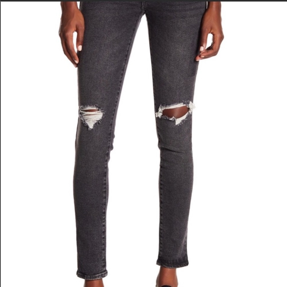 Levis distressed skinny jeans size 28 waist